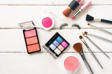 Kadınlar için giyim ve kozmetik