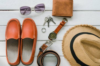 Beyaz ahşap zemin üzerinde seyahat Giyim Aksesuarları giyim boyunca seyahat için