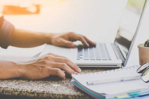 Nahaufnahme Hand verwenden Laptops — Stockfoto