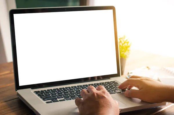 La mano cercana está usando computadoras portátiles —  Fotos de Stock