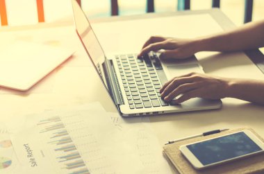 iş kadını ofiste dizüstü bilgisayar üzerinde çalışan