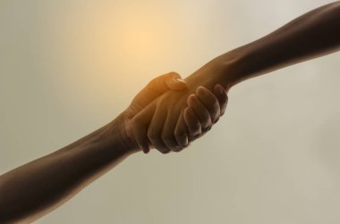 Işık arka plan üzerinde izole el sıkışma