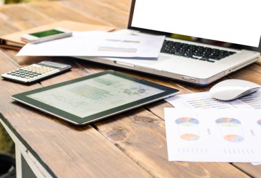 Ahşap masa üzerinde ofis aksesuarları ile dizüstü bilgisayar