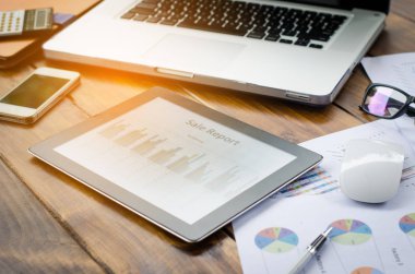 Ahşap masa üzerinde ofis aksesuarları ile dizüstü bilgisayar