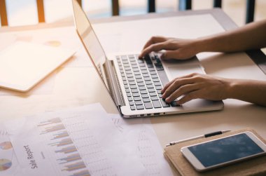 iş kadını ofiste dizüstü bilgisayar üzerinde çalışan