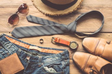 Ahşap zeminde Erkekler için Giysi