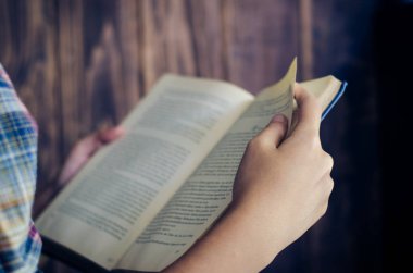 İnsanlar için daha fazla bilgi bir kitapta öğrenmek kullanılabilir kitap okuyor.