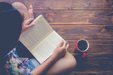 İnsanlar için daha fazla bilgi bir kitapta öğrenmek kullanılabilir kitap okuyor.