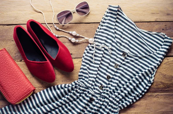 Ropa para mujeres, colocada en un suelo de madera. — Foto de Stock