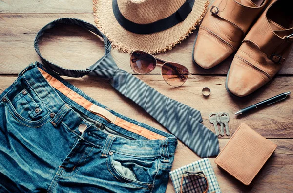 Ropa para hombres en el suelo de madera — Foto de Stock