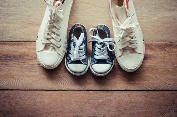 Los zapatos del concepto de padre e hijo. padre hijo — Foto de Stock