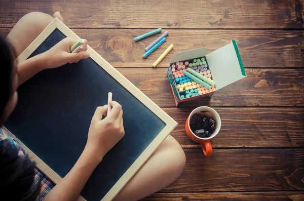 Las niñas son tiza de color para escribir en el tablero negro . —  Fotos de Stock