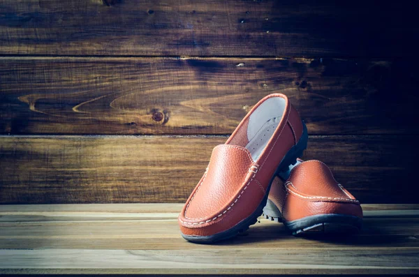 Καφέ παπούτσια σε ξύλινο πάτωμα — Φωτογραφία Αρχείου