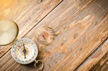 Altın Pusula bir ahşap zemin yerleştirilir.