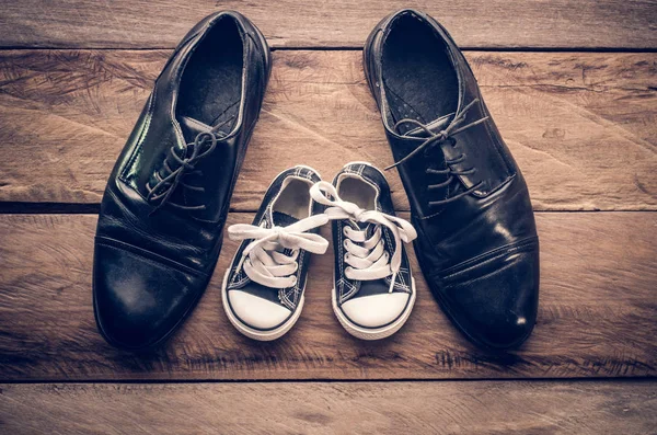 Los zapatos del concepto de padre e hijo. padre hijo — Foto de Stock