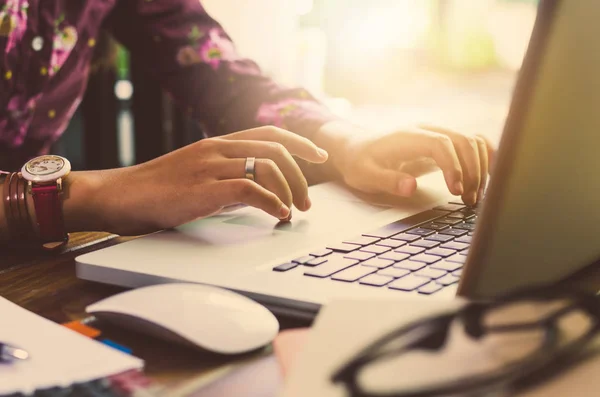 Mulher de negócios trabalhando no computador portátil no escritório — Fotografia de Stock