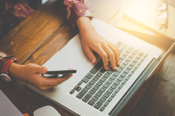 Empresários estão usando seu celular para trabalhar com um laptop . — Fotografia de Stock