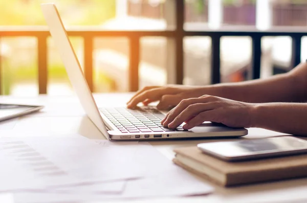 Mulher de negócios trabalhando no computador portátil no escritório — Fotografia de Stock