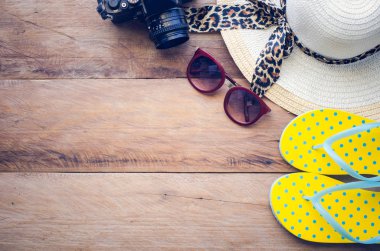 Ahşap zemin üzerinde yaz için seyahat aksesuarları kostüm