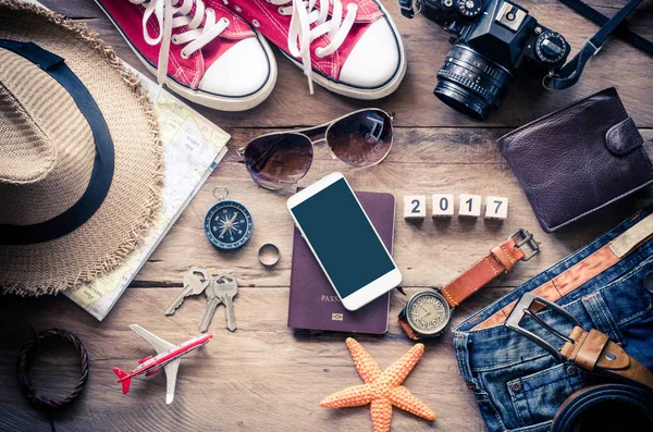 Trajes de accesorios de viaje. Pasaportes, equipaje, El costo de tra — Foto de Stock