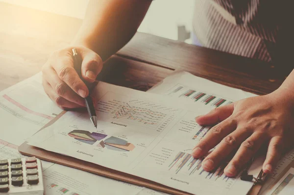 Zakenman houden papierwerk op tafel en het analyseren van de beleg — Stockfoto