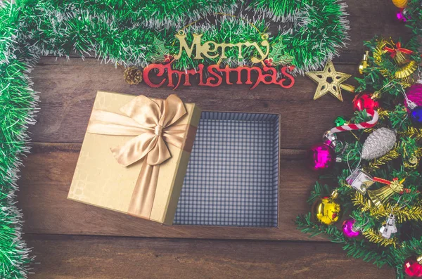 Открыть подарочную коробку и украшения на Рождество . — стоковое фото