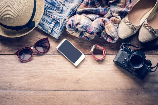 Ropa de viaje accesorios de ropa junto con las mujeres para el tri —  Fotos de Stock