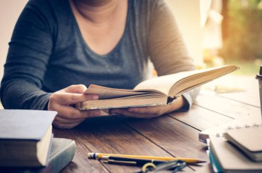 Kitap okuyan bir kadın. 