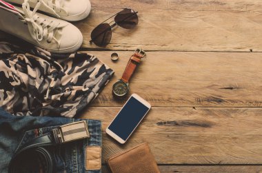 Seyahat Giyim Aksesuarları ahşap zemin üzerinde boyunca giyim 