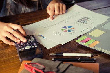 İşadamı bir hesap makinesi ve dizüstü bilgisayar ile çalışıyoruz. ofiste 