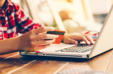 Kredi kartları ve cep telefonu tutan kadın şimdi ov alışveriş