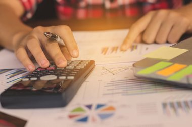 İşadamı bir hesap makinesi ve dizüstü bilgisayar ile çalışıyoruz. ofiste 