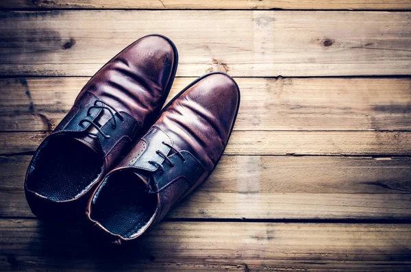 Zapatos de cuero en el suelo de madera . — Foto de Stock