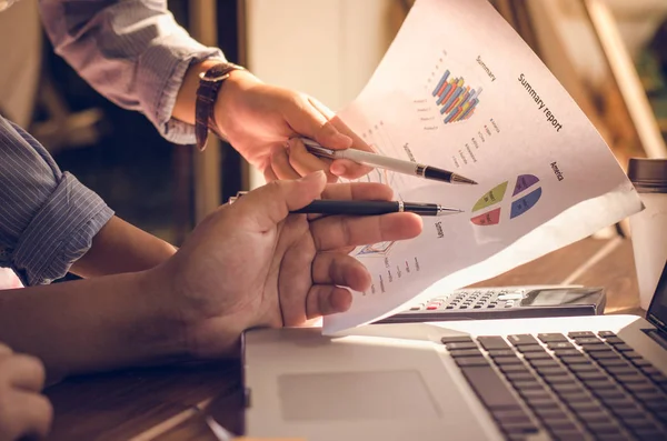 Team zakenman baan. werken met de laptop in open ruimte kantoor. — Stockfoto