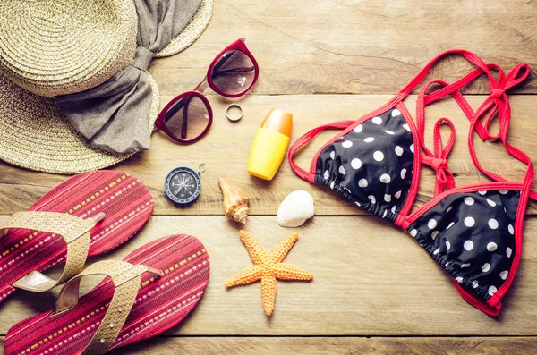 Schönheit bunten Bikini und Accessoires auf Holzboden für die Reise — Stockfoto