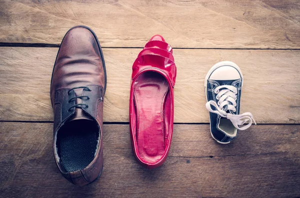 Zapatos, tres pares de papá, mamá, hijo - el concepto de familia — Foto de Stock