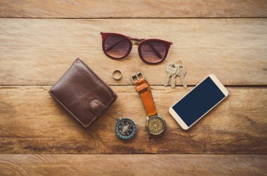 Ahşap zemin üzerinde erkekler için aksesuarlar.