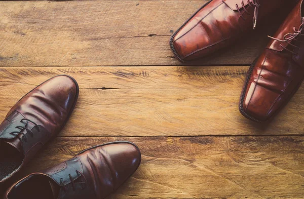 Zapatos de cuero en el suelo de madera . — Foto de Stock