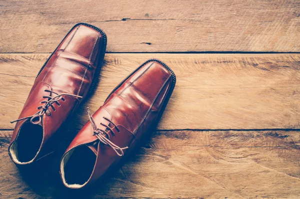 Zapatos de cuero en el suelo de madera . — Foto de Stock