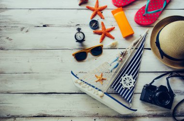 Ahşap zemin üzerinde yaz için seyahat aksesuarları kostüm