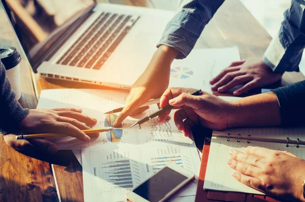 Job als Teammanager. Arbeiten mit Laptop im Großraumbüro. — Stockfoto