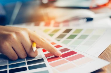Dizüstü bilgisayarlar ile çalışmak ve comp renk grafik tasarımcı mimarlar