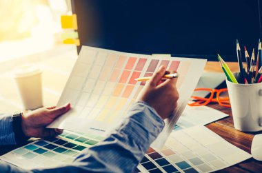 Dizüstü bilgisayarlar ile çalışmak ve comp renk grafik tasarımcı mimarlar