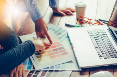 Dizüstü bilgisayarlar ile çalışmak ve comp renk grafik tasarımcı mimarlar