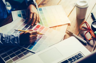 Dizüstü bilgisayarlar ile çalışmak ve comp renk grafik tasarımcı mimarlar