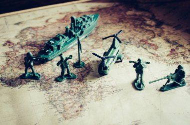 Mücadele, askeri kullanım ve bir dünya haritası üzerinde eylem taktikleri.