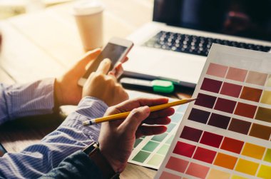 Dizüstü bilgisayarlar ile çalışmak ve comp renk grafik tasarımcı mimarlar