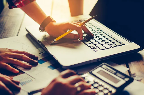 Teambusiness ist Männersache. Arbeiten mit Laptop im Freiraum — Stockfoto