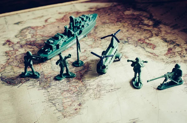 Mücadele, askeri kullanım ve bir dünya haritası üzerinde eylem taktikleri.