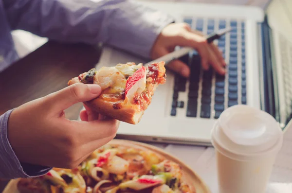 El equipo empresarial está comiendo pizza en el trabajo mientras trabaja — Foto de Stock